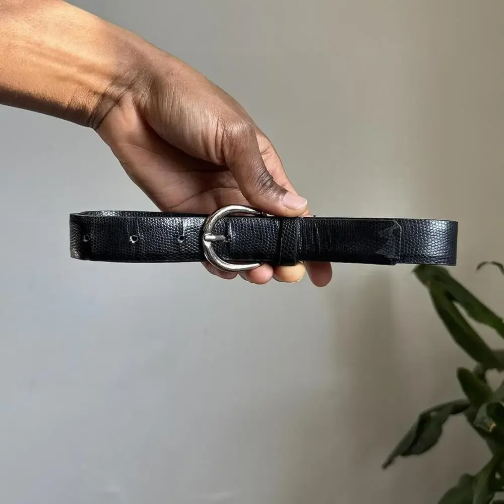 Vintage 90s Black faux Lizard Embossed Leather Belt // Silver‎ Buckle